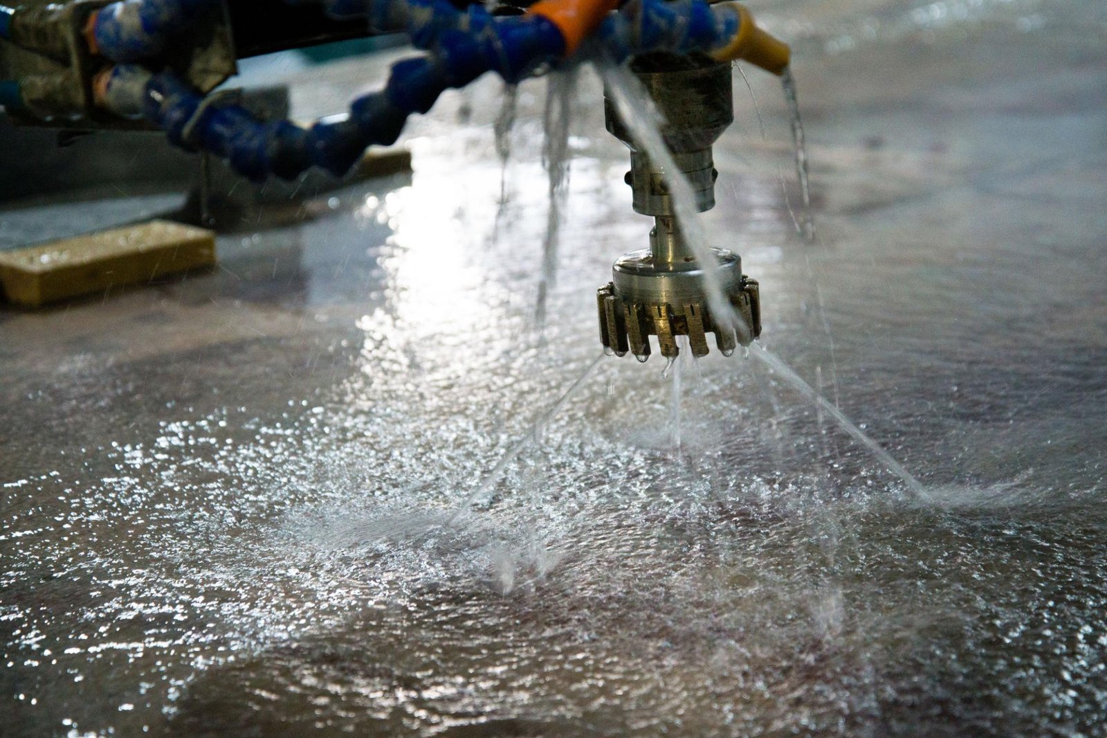 Découpe jet d’eau en atelier – pièce industrielle découpée à Comblanchien (21700)